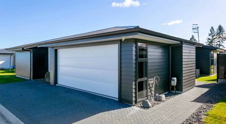 Elegant Supersized Family Home - Photo 4