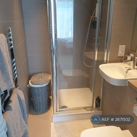 1 bedroom in a flat share to rent - Photo 1