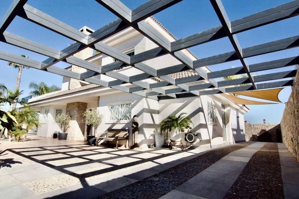 4 bedroom luxury Villa for rent in Alhaurín de la Torre, Spain - Photo 1