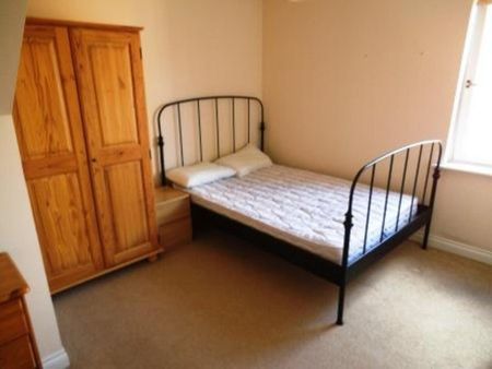 3 bedroom flat to rent - Photo 2
