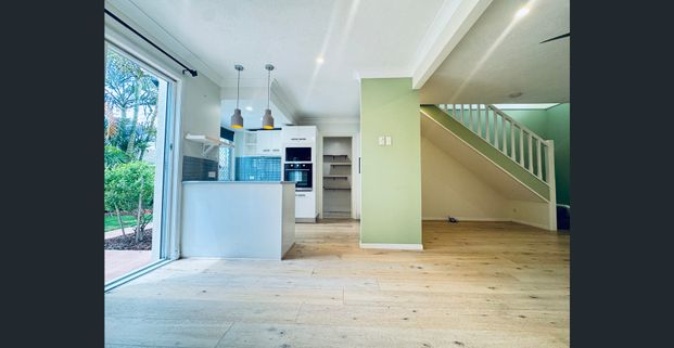 beautiful townhouse … in the heart of Benowa - Photo 1