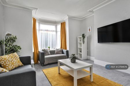 1 bedroom in a house share to rent - Photo 2