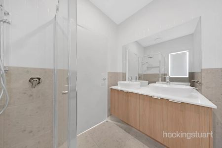 BRAND NEW LUXURIOUS FAMILY HOME - Photo 4