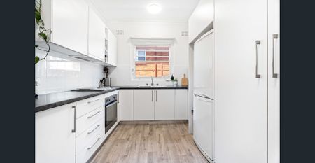 Well presented two bedroom apartment - Photo 2