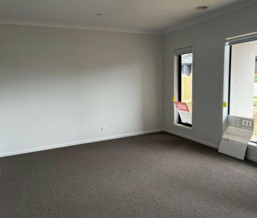 SPACIOUS FAMILY HOME - Photo 3