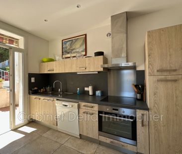 Location Appartement 3 pièces 81m² SANARY SUR MER 83110 - Photo 4