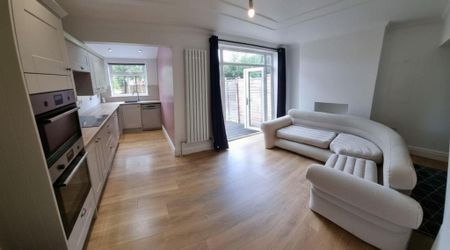 3 bedroom semi-detached house to rent - Photo 2