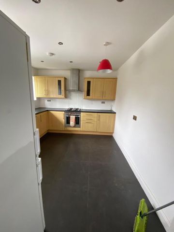 1 bedroom in a flat share to rent - Photo 3