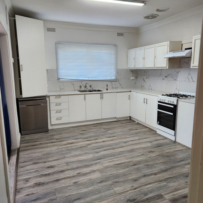 Noble Park - Photo 1