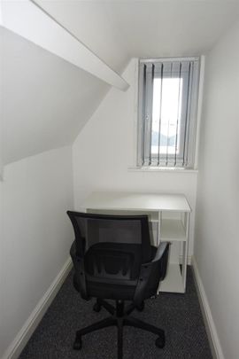 6 bedroom House To Let - Photo 1