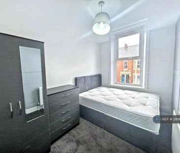 1 bedroom in a flat share to rent - Photo 5