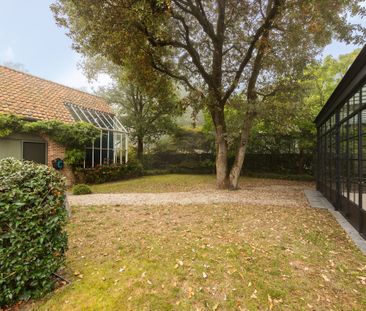 Ruime villa met tuin, bijgebouw en dubbele garage in Zoersel. - Photo 1