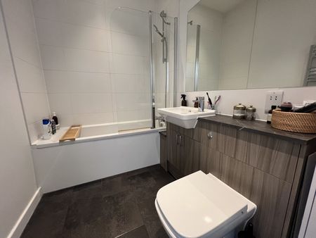 London Road, Staines, Surrey, TW18 - Photo 2