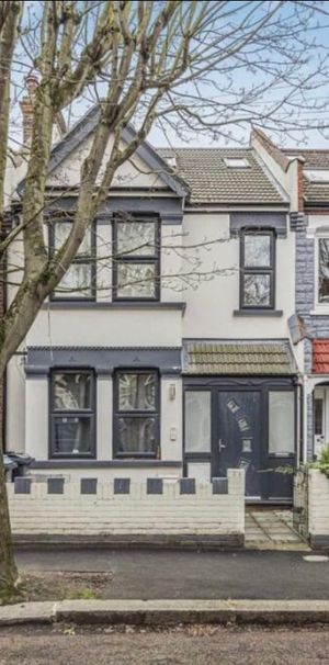 Room in a Shared House, Boscombe Road, SW19 - Photo 1