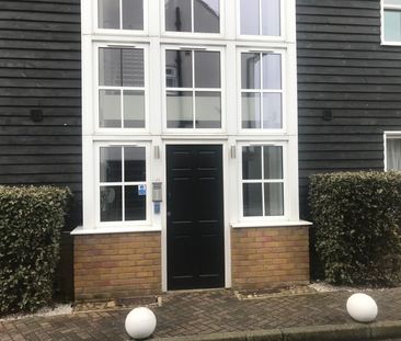 17 Weir Pond Road, Rochford, Essex, SS4 - Photo 2