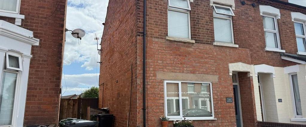 4 bedroom end of terrace house to rent - Photo 1