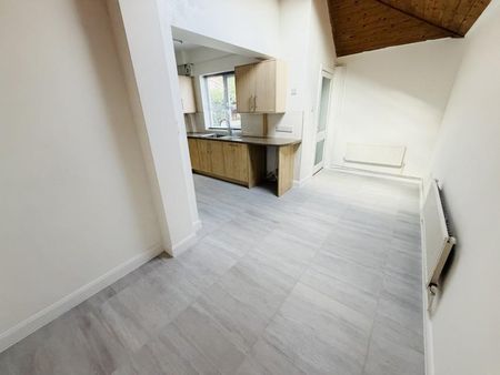 3 bedroom semi-detached house to rent - Photo 4