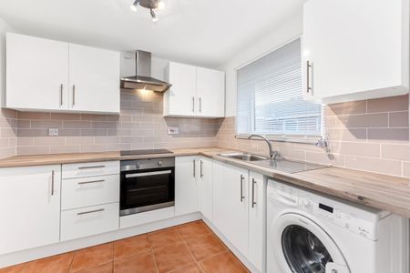 2 Bed Flat, Meads Court, E15 - Photo 2