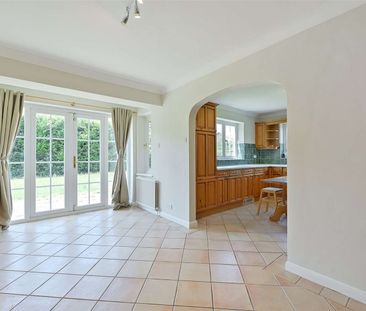 A well-presented detached house accessed via electric gates with wo... - Photo 1