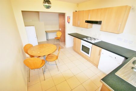 3 Bed Flat, North Hill Road, LS6 - Photo 4