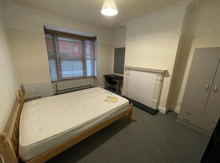 6 bedroom Town house To Let - Photo 4