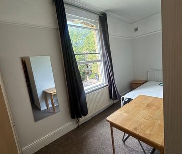 Room in a Shared Flat, Off Lark Lane, L17 - Photo 1