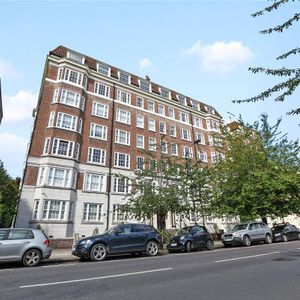 1 bedroom flat in Warwick Gardens - Photo 2