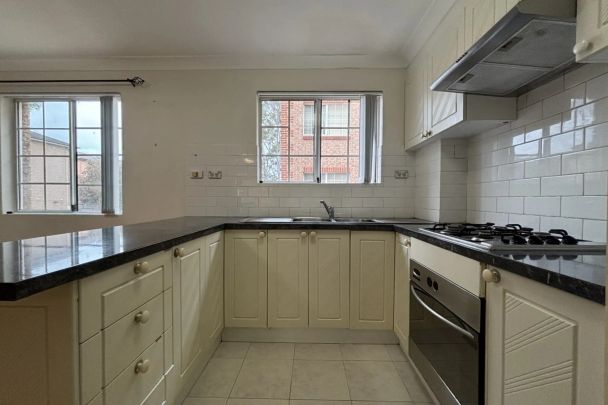 Tightly held complex | Convenient location (Access from Milton Street side) - Photo 1