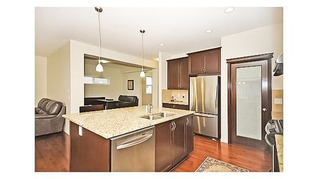 3 Bedroom Executive Home In Airdrie. Pets Negotiable. - Photo 2