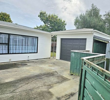 Charming 1BR Unit with Garden! - Photo 3