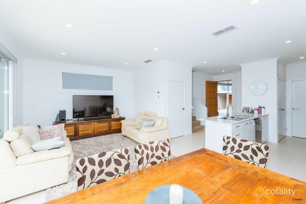 Stylish Modern Four Bedroom Terrace Home in Prestigious Artisan Parklands - Photo 1