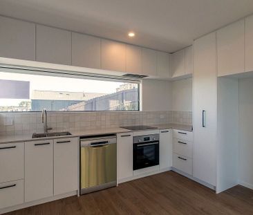 Modern 3 bedroom townhouse with water views - Photo 4