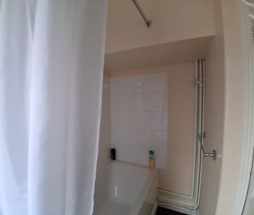 1 bedroom in a flat share to rent - Photo 2