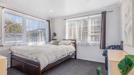 Family home near to porirua City and motorway - Photo 4