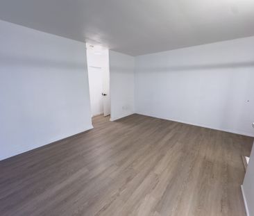 For Lease - 896 Eglinton Avenue Unit# 210, Toronto, Ontario - Photo 2