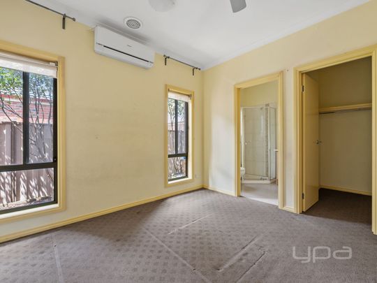 Spectacular Brookfield Family Home with Side Access to park your Caravan or Boat - Photo 1