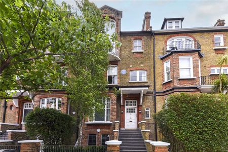 Well designed 3 bedroom duplex apartment, in a choice location close to Belsize Park village. - Photo 3