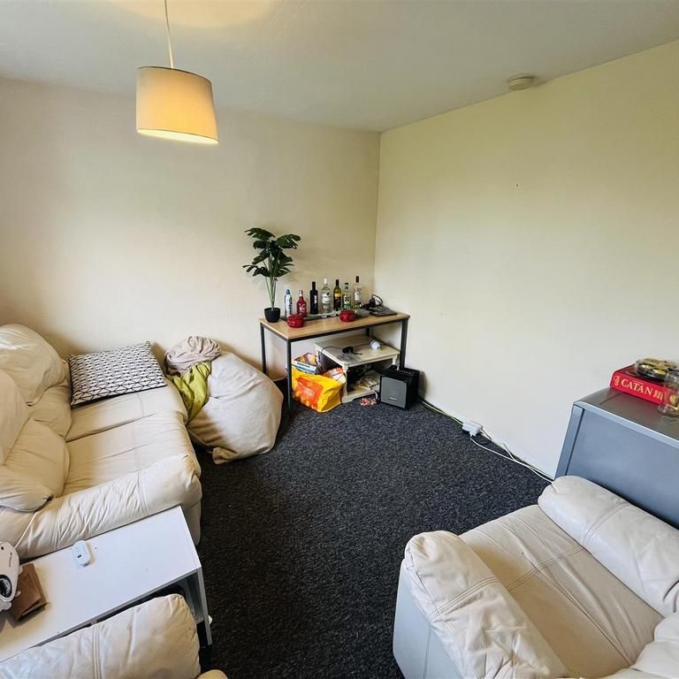 4 bedroom semi-detached house to rent - Photo 1