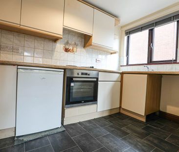 Flat in East Vale Court, Denton Holme - Photo 3