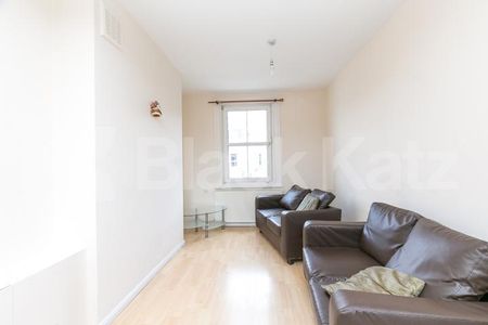 Top floor 3 bedroom apartment located within easy reach of local amenities - Photo 2