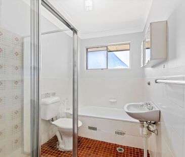 Neat and tidy 2 bedroom unit, freshly painted and new carpet - Photo 5