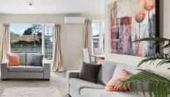 Large 6 Bedroom Family Home - Photo 2