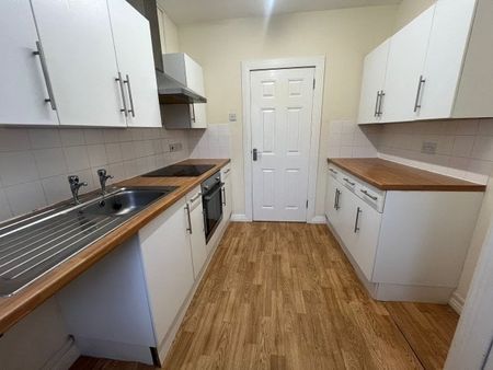 3 bedroom flat to rent - Photo 2