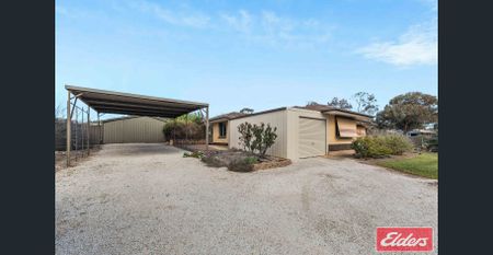 4 BEDROOM HOME ON HUGE BLOCK! - Photo 4