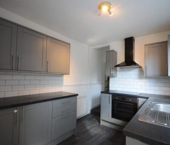 3 bedroom Terraced House To Let - Photo 2