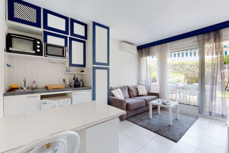 Proche plages et commodités, studio traversant avec coin chambre dans une résidence avec piscine. - Photo 2