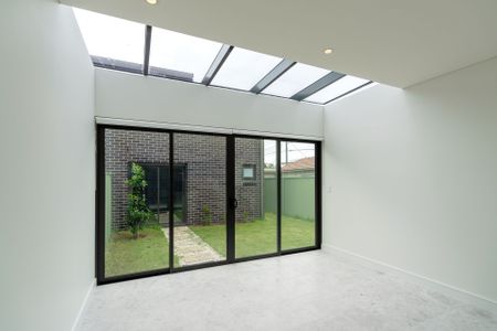 Near New 5 bedroom Luxury Duplex with Granny flat - Photo 3