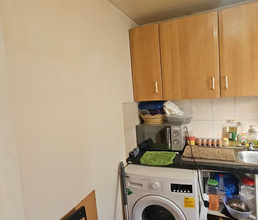 1 bedroom in a flat share to rent - Photo 2