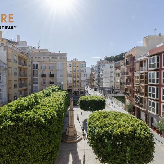 Alquiler de piso en Plaza de Risueño - Photo 1