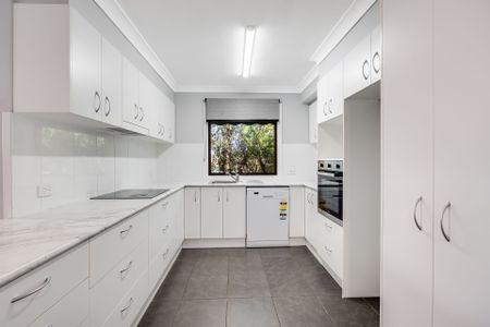 Beautifully Presented Family Home in a Quiet Court - Photo 2